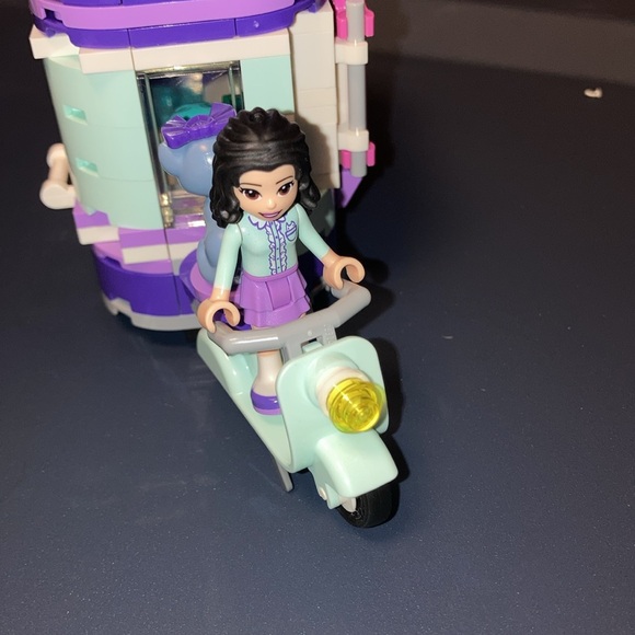 Lego friends building set 41332 Emma’s art stand - Picture 8 of 8